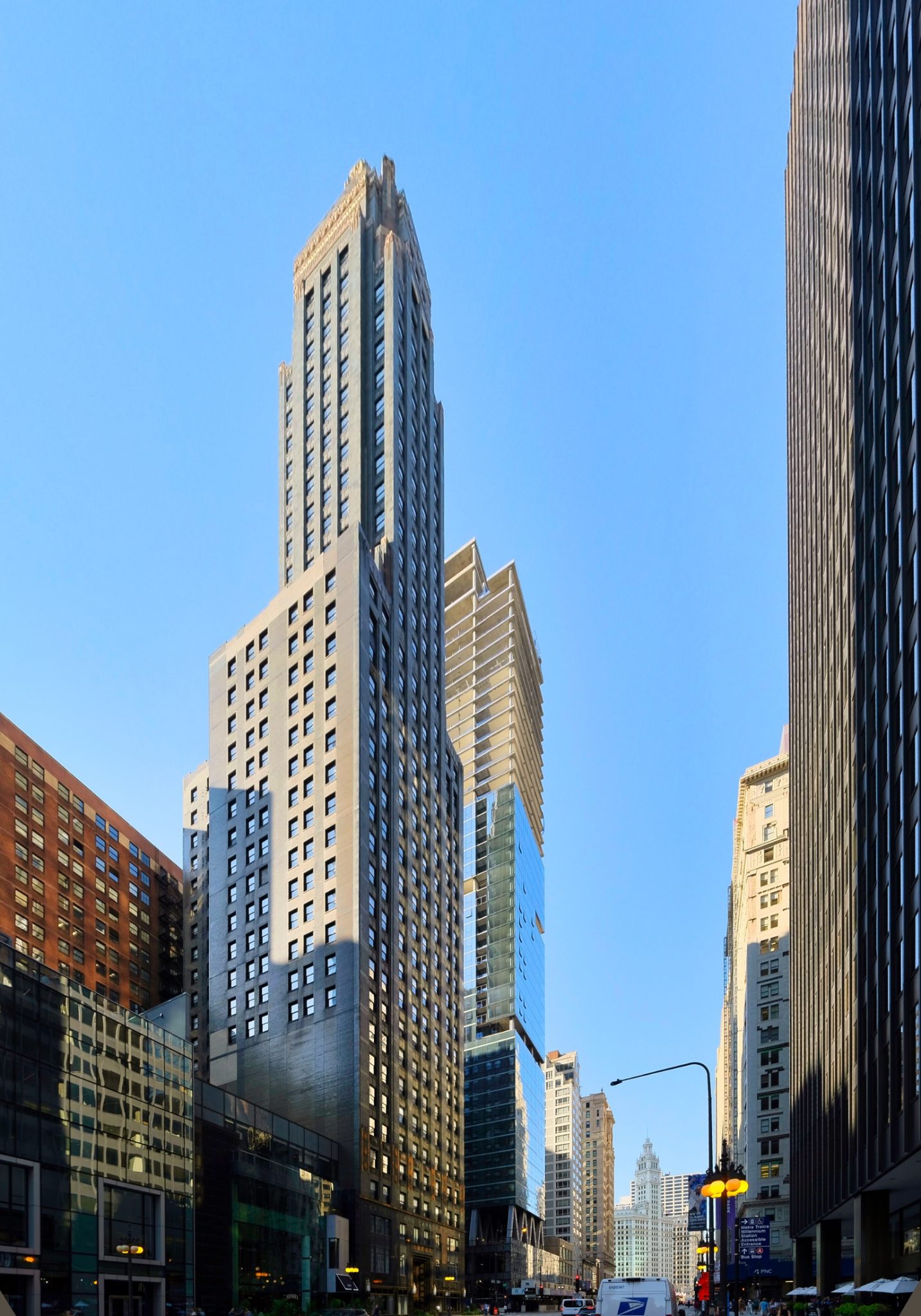 300 N Michigan Tops Out at 47 Stories in The Loop - Chicago YIMBY