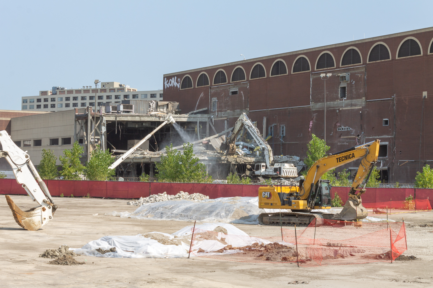 Demolition of the Chicago Tribune Freedom Center begins