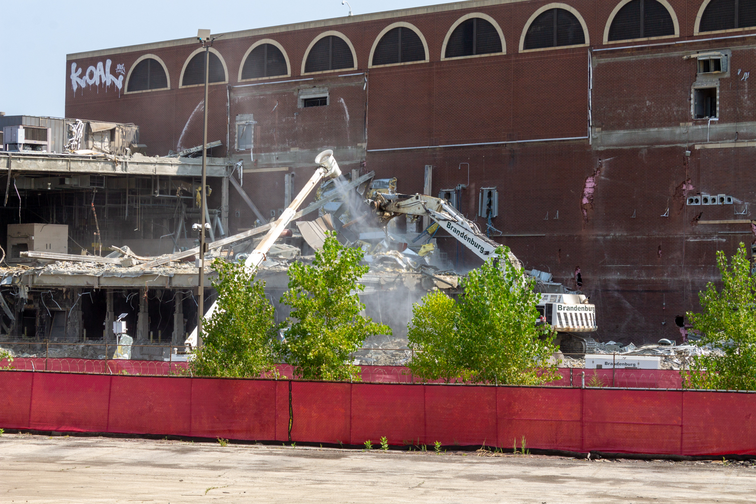 Demolition of the Chicago Tribune Freedom Center begins