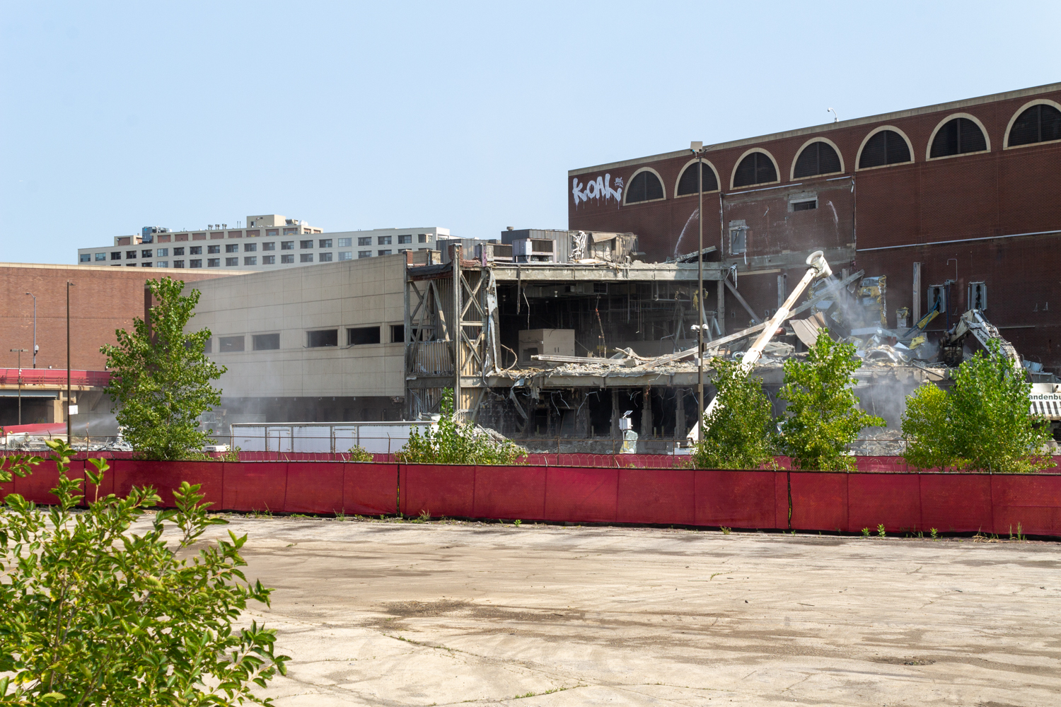 Demolition of the Chicago Tribune Freedom Center begins