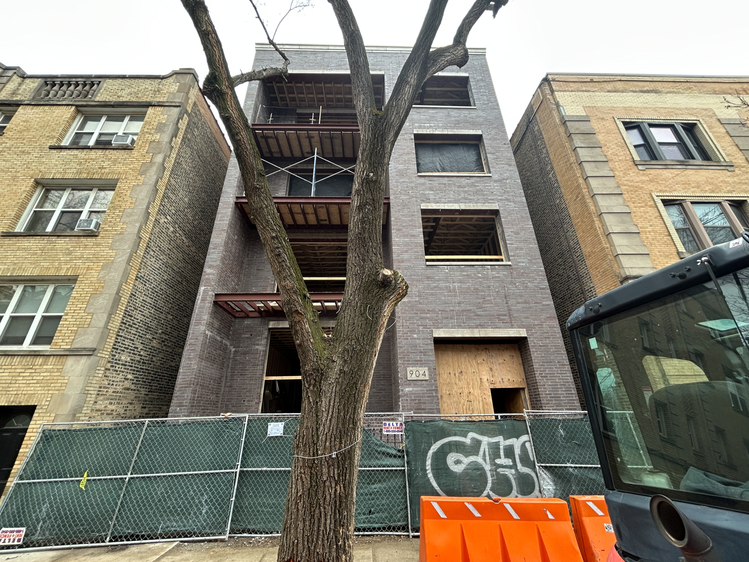 904 West Dakin Street apartment construction