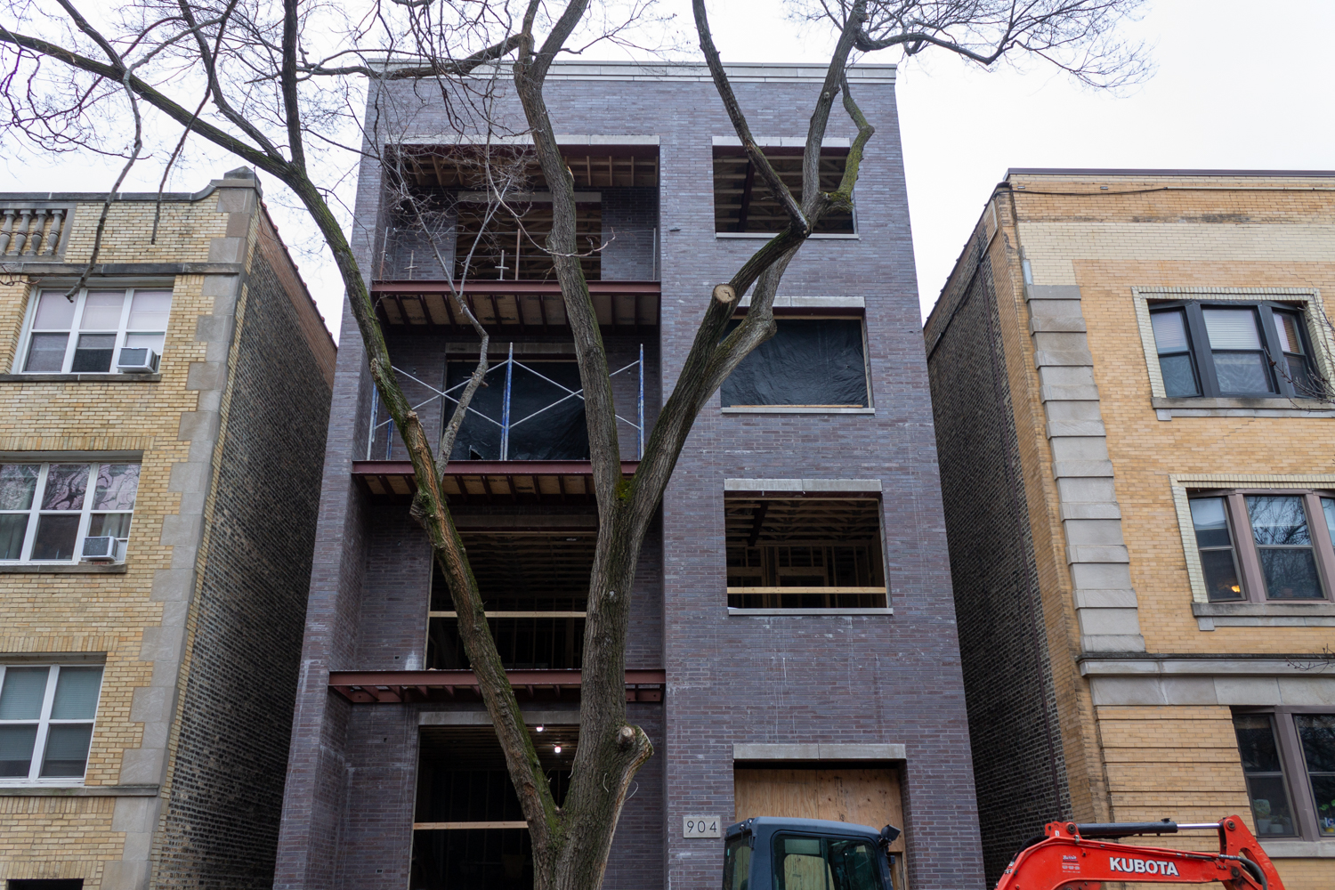 904 West Dakin Street apartment construction