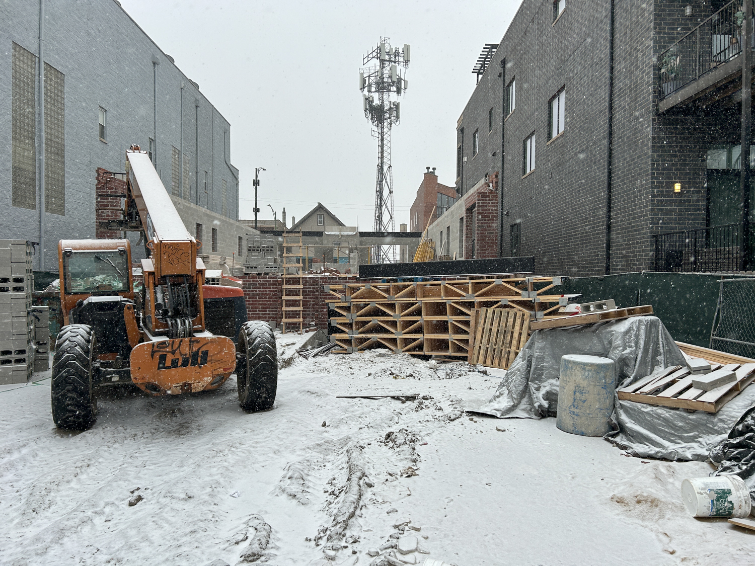 2435 North Clybourn Avenue construction