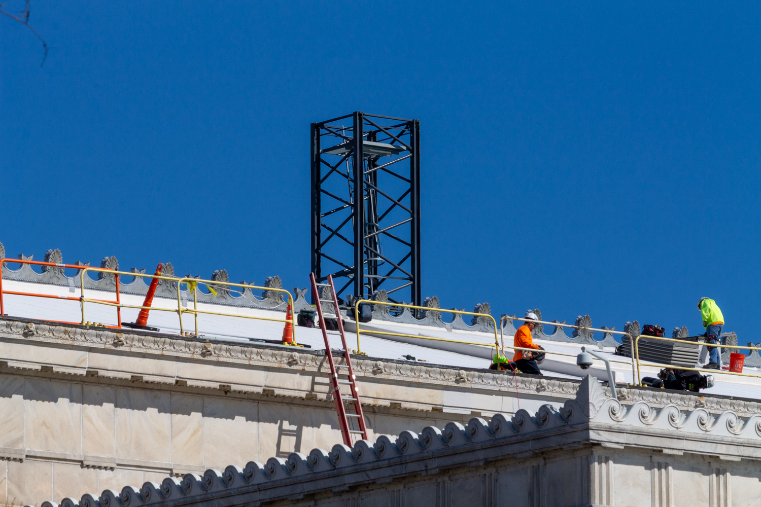 Shedd Aquarium tower crane assembly