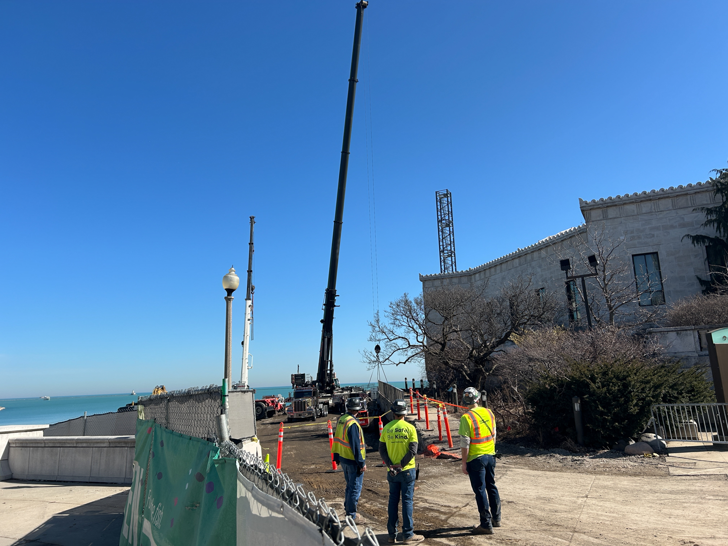 Shedd Aquarium tower crane assembly