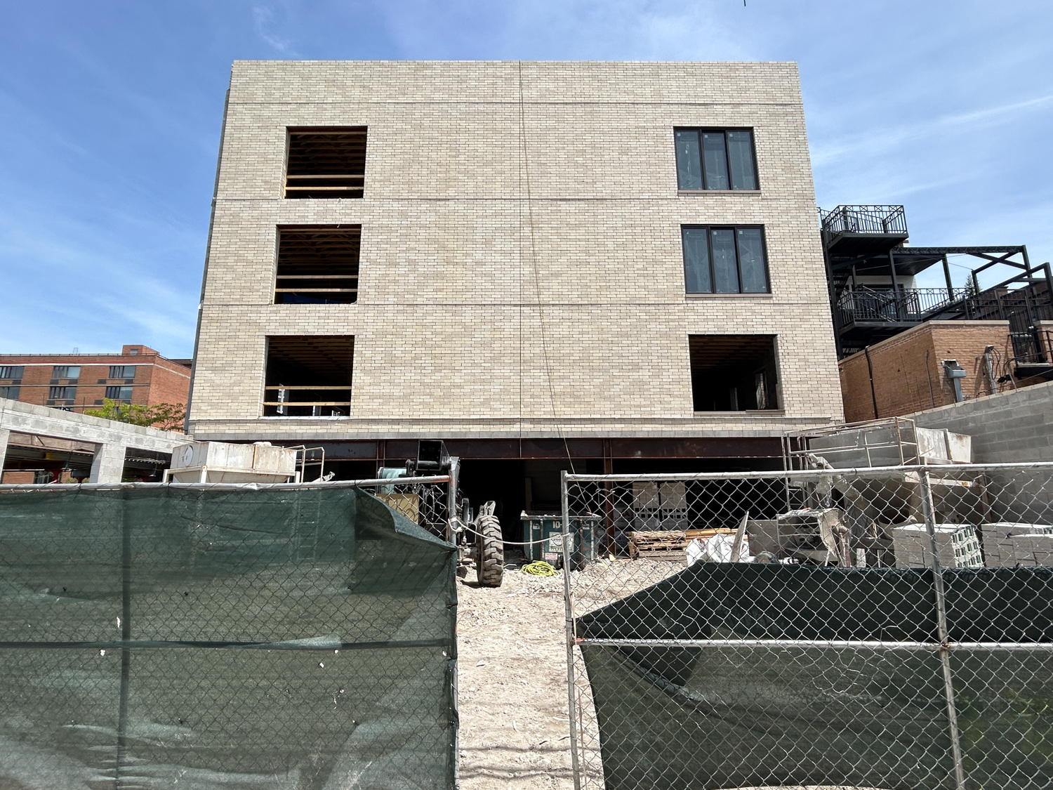 405 West Armitage Avenue topped out in Old Town