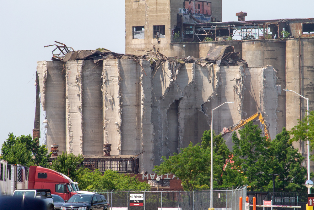 Damen Silos demolition, July 29, 2025