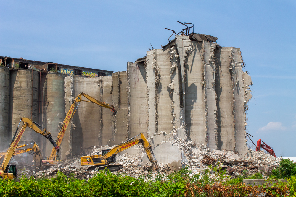 Damen Silos demolition, July 29, 2025