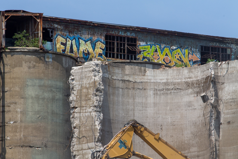 Damen Silos demolition, July 29, 2025