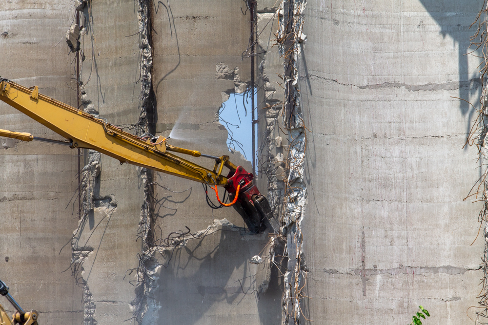 Damen Silos demolition, July 29, 2025
