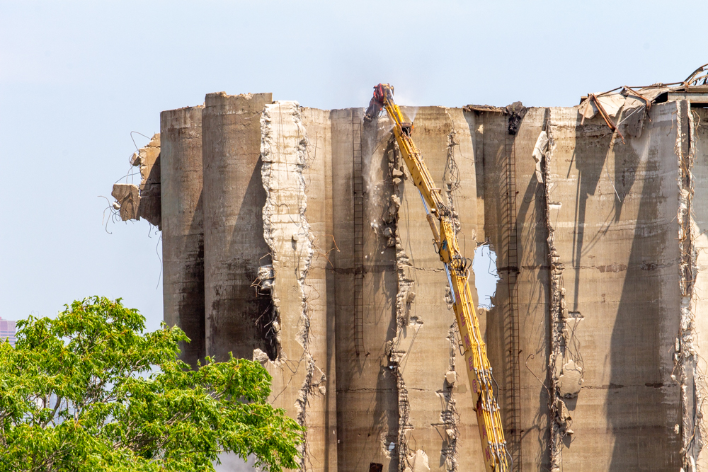 Damen Silos demolition, July 29, 2025