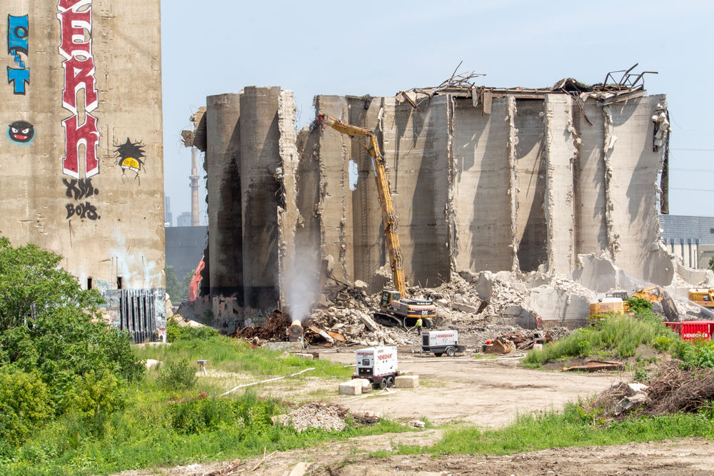 Damen Silos demolition, July 29, 2025