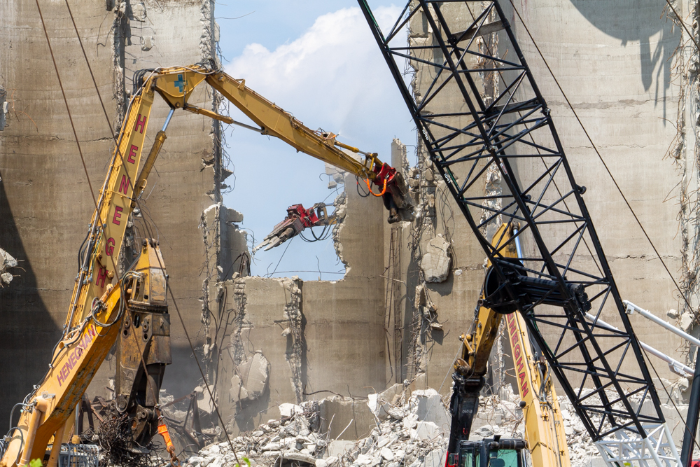 Damen Silos demolition, July 29, 2025