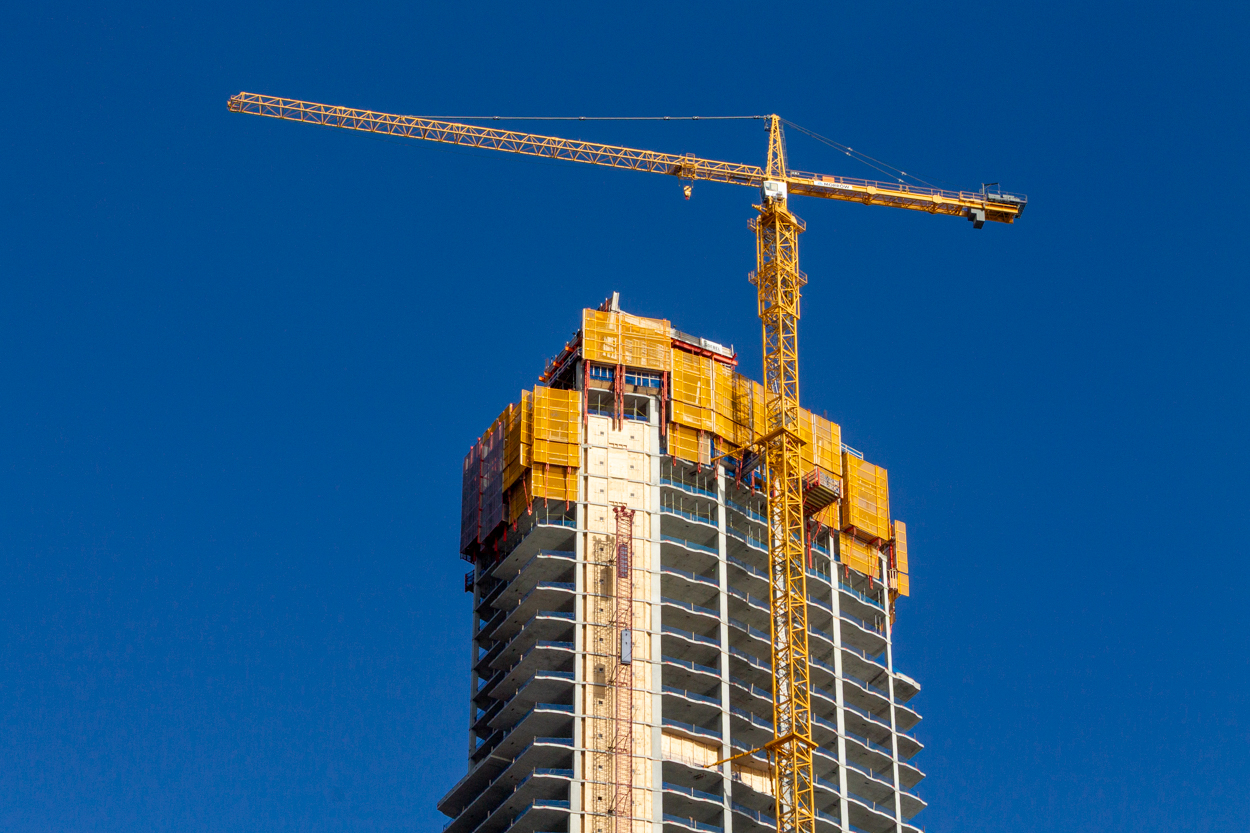 400 Lake Shore final tower crane jump