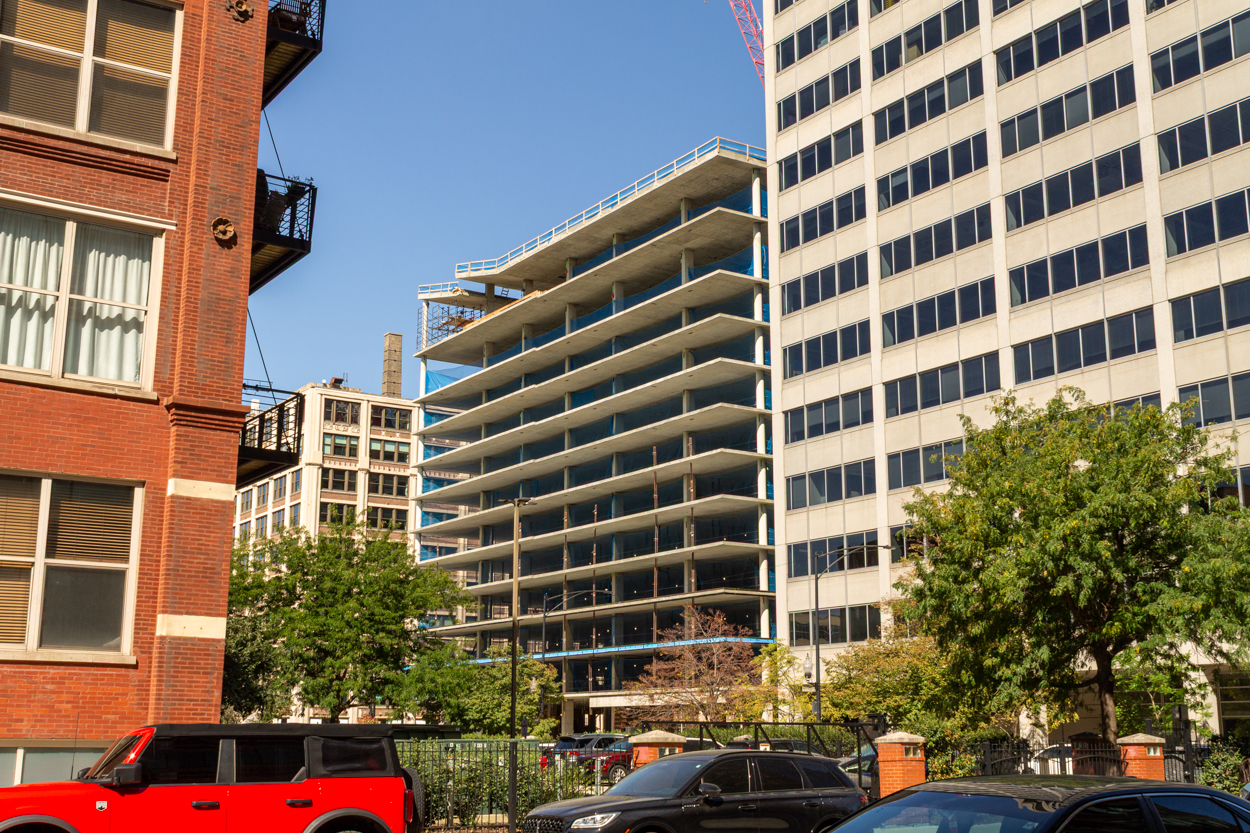 566 West Van Buren topped out, first glass