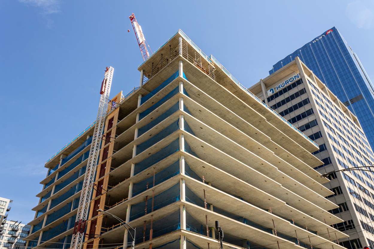 566 West Van Buren topped out, first glass