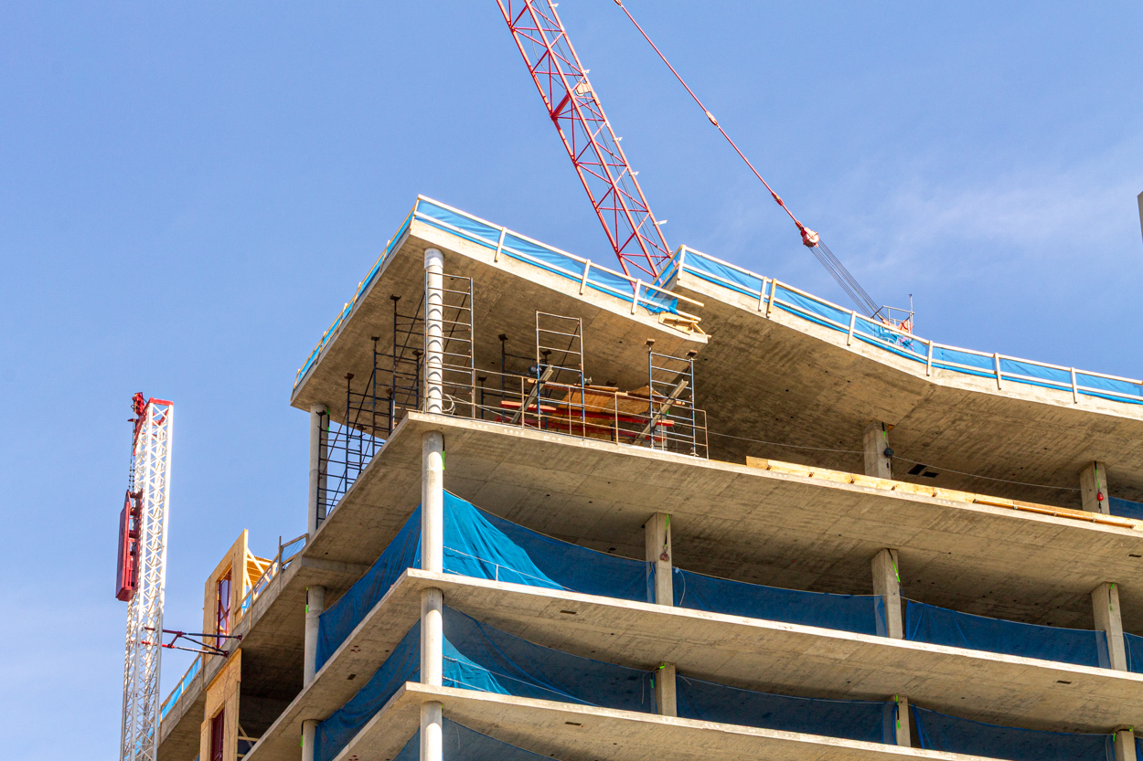 566 West Van Buren topped out, first glass