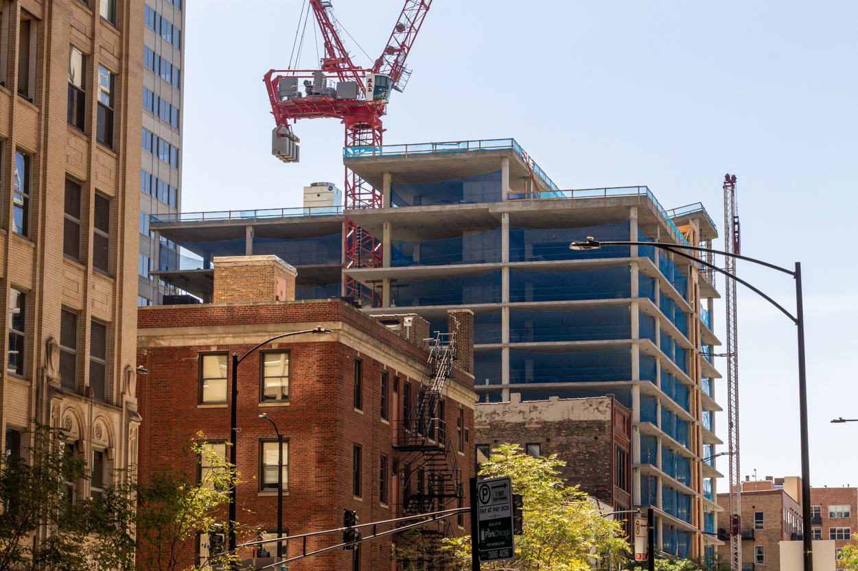 566 West Van Buren topped out, first glass