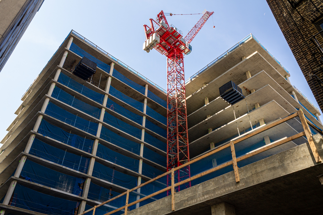 566 West Van Buren topped out, first glass