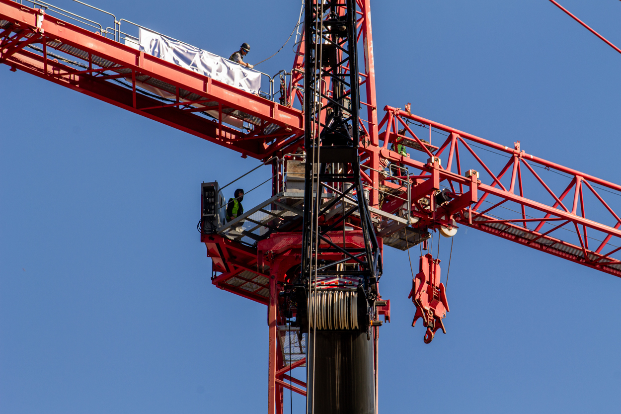 410 North Elizabeth tower crane assembly