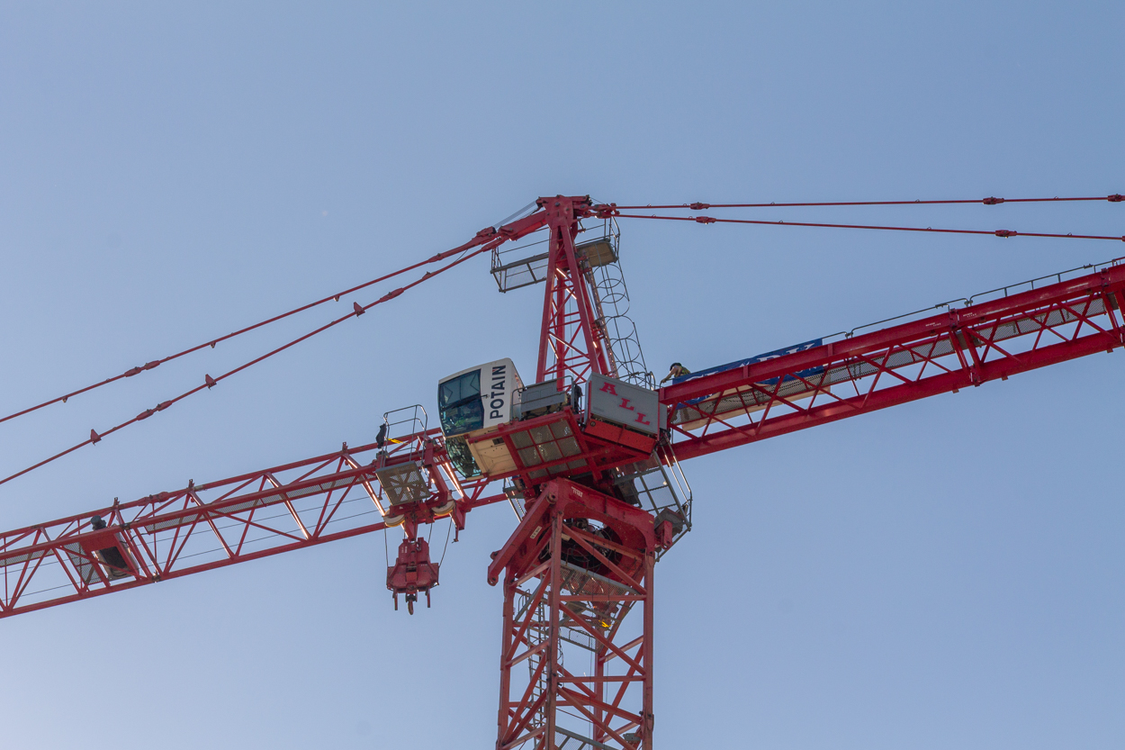 410 North Elizabeth tower crane assembly